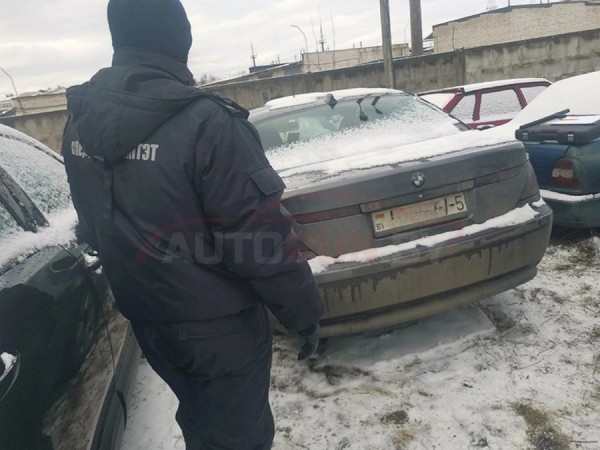 Камера зафиксировала, как BMW насмерть сбил пешехода и скрылся. Водителя нашли