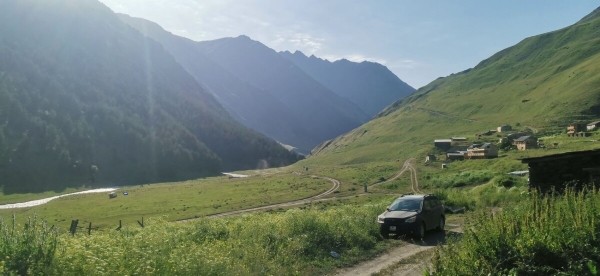 «Вдоль дороги — венки и памятники». Белорус в одиночку отправился в горы Грузии, где даже страховка не действует