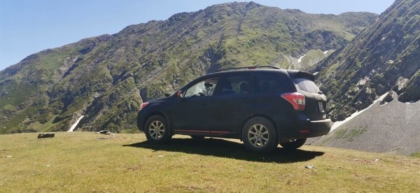 «Вдоль дороги — венки и памятники». Белорус в одиночку отправился в горы Грузии, где даже страховка не действует