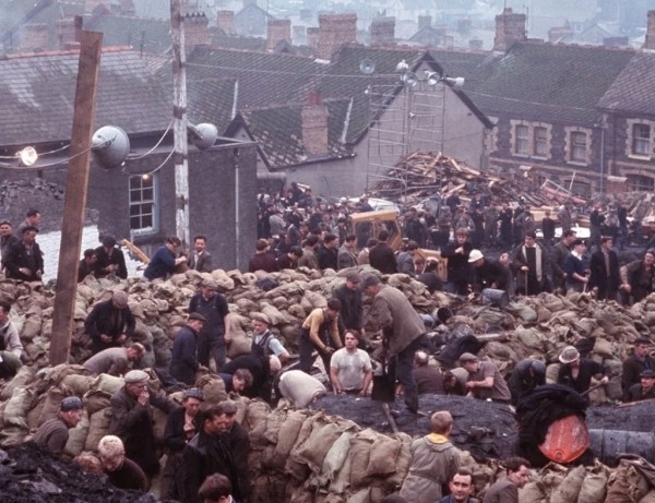 Эта трагедия унесла жизни 116 школьников. Никто так и не был наказан Эта трагедия унесла жизни 116 школьников. Никто так и не был наказан