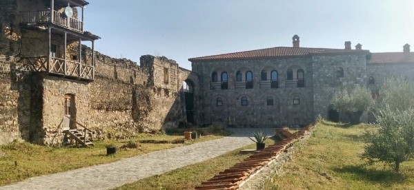 «Вдоль дороги — венки и памятники». Белорус в одиночку отправился в горы Грузии, где даже страховка не действует