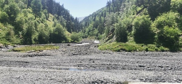 «Вдоль дороги — венки и памятники». Белорус в одиночку отправился в горы Грузии, где даже страховка не действует