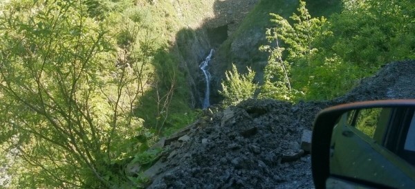 «Вдоль дороги — венки и памятники». Белорус в одиночку отправился в горы Грузии, где даже страховка не действует