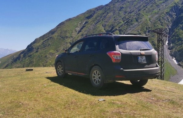 «Вдоль дороги — венки и памятники». Белорус в одиночку отправился в горы Грузии, где даже страховка не действует
