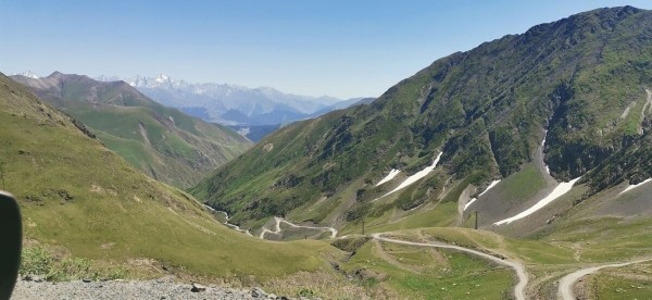 «Вдоль дороги — венки и памятники». Белорус в одиночку отправился в горы Грузии, где даже страховка не действует