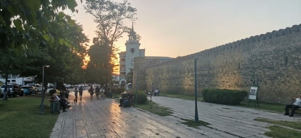 «Вдоль дороги — венки и памятники». Белорус в одиночку отправился в горы Грузии, где даже страховка не действует