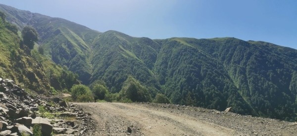 «Вдоль дороги — венки и памятники». Белорус в одиночку отправился в горы Грузии, где даже страховка не действует