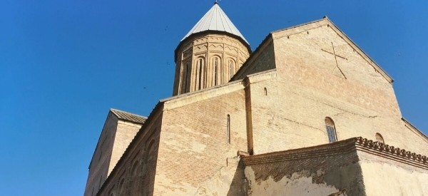 «Вдоль дороги — венки и памятники». Белорус в одиночку отправился в горы Грузии, где даже страховка не действует