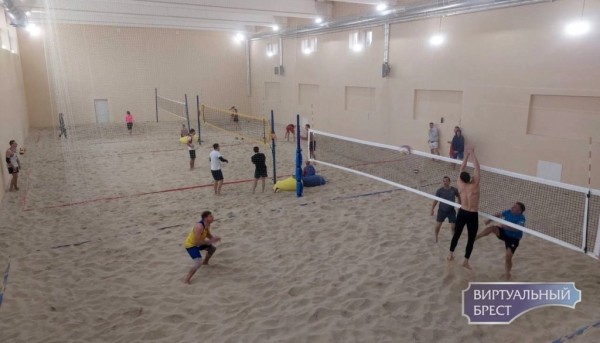 В Бресте из бассейна сделали крытую площадку для пляжного волейбола. Вот как это выглядит