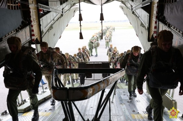 Над Брестом сегодня гудел самолет - смотрите, что было