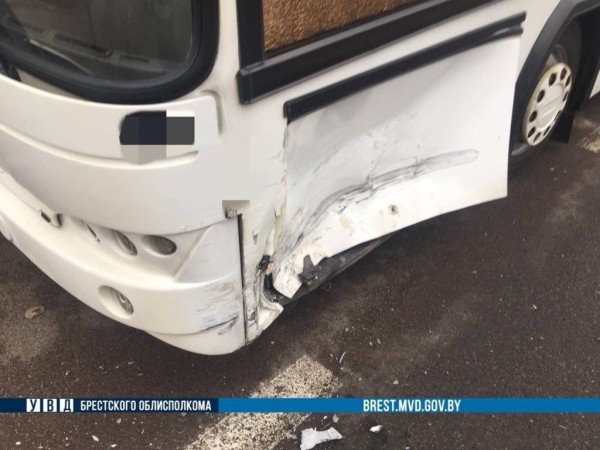 18-летний водитель Renault врезался в автобус в Бресте 18-летний водитель Renault врезался в автобус в Бресте
