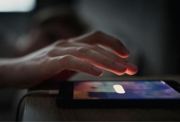 Никогда не кладите телефон перед сном в это место