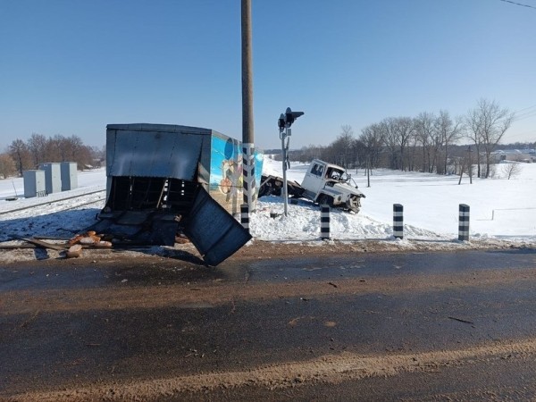 В Беларуси грузовик заглох прямо на ж/д путях. Его разорвало на части после удара локомотива В Беларуси грузовик заглох прямо на ж/д путях. Его разорвало на части после удара локомотива