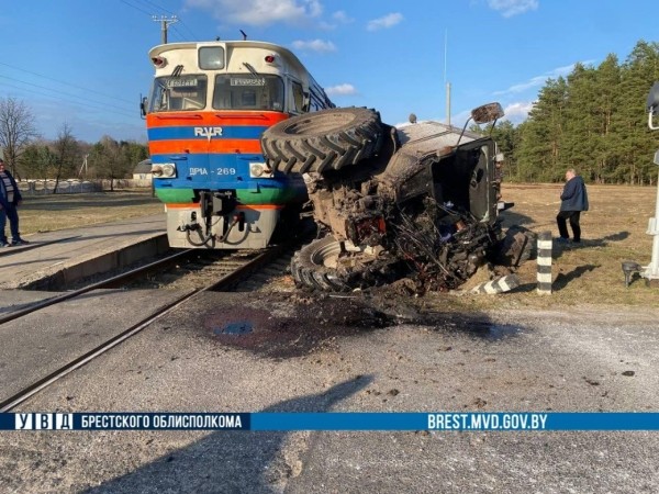 Трактор выехал под пассажирский поезд в Брестском районе