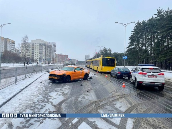 Каршеринговый Ford Mustang разбили в Минске Каршеринговый Ford Mustang разбили в Минске