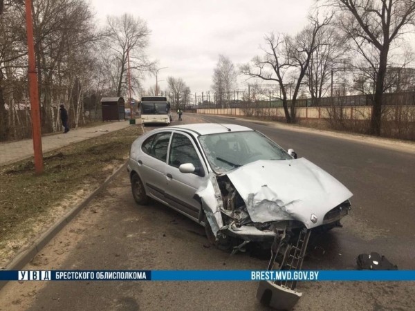 18-летний водитель Renault врезался в автобус в Бресте 18-летний водитель Renault врезался в автобус в Бресте
