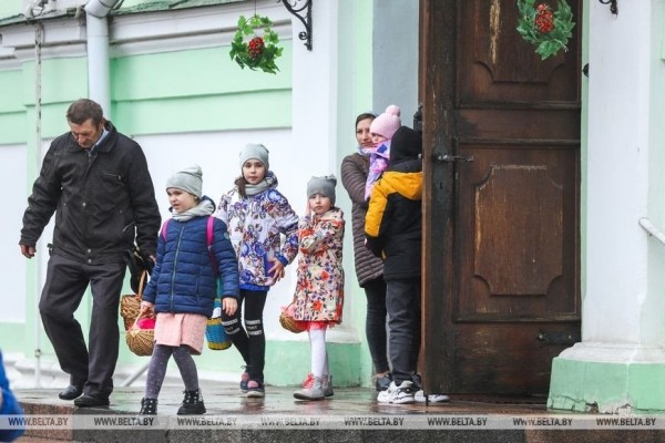 Брестчане идут в храмы, несут пасхальные куличи и крашеные яйца Брестчане идут в храмы, несут пасхальные куличи и крашеные яйца