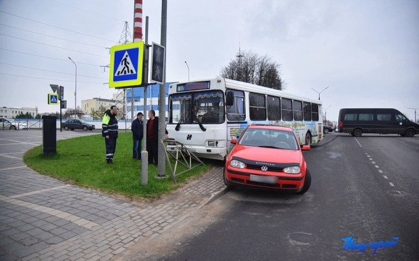 Автоледи в Барановичах не пропустила автобус, и он снес четыре пролета забора