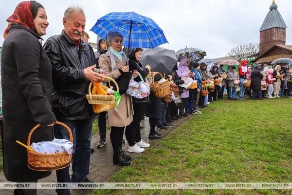 Брестчане идут в храмы, несут пасхальные куличи и крашеные яйца Брестчане идут в храмы, несут пасхальные куличи и крашеные яйца