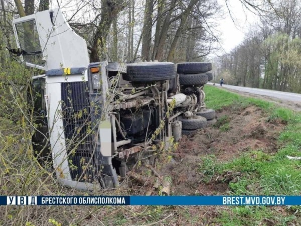 В Жабинковском районе из-за мягкой обочины опрокинулся грузовик