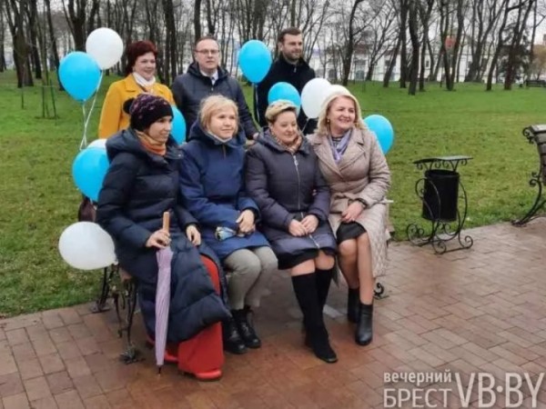 Именную скамейку Ленинского района торжественно открыли в Бресте Именную скамейку Ленинского района торжественно открыли в Бресте