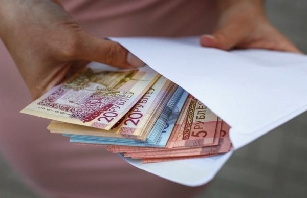 «Зарплату задерживали и не платили отпускные»: признания людей, которые получают деньги в конвертах