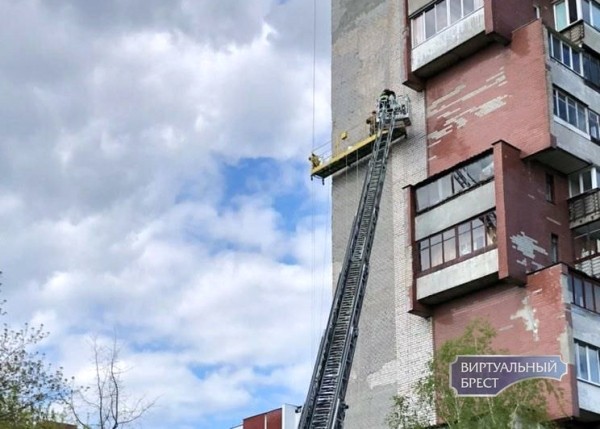 Строительная люлька с рабочими застряла на уровне 10-го этажа в Бресте Строительная люлька с рабочими застряла на уровне 10-го этажа в Бресте