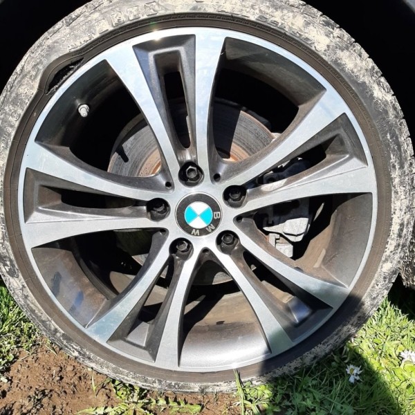 «Яма расползлась на две полосы». Мужчина о разорванном колесе «Яма расползлась на две полосы». Мужчина о разорванном колесе