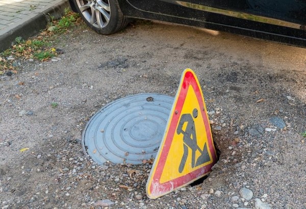 Белорус наехал на люк и разбил автомобиль. Подал в суд на коммунальщиков и выиграл