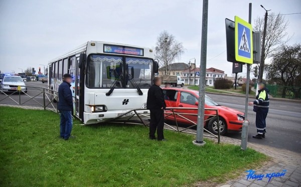 Автоледи в Барановичах не пропустила автобус, и он снес четыре пролета забора