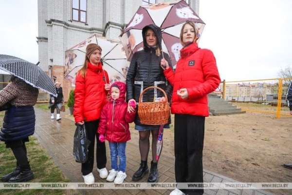 Брестчане идут в храмы, несут пасхальные куличи и крашеные яйца Брестчане идут в храмы, несут пасхальные куличи и крашеные яйца