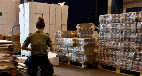 На польско-белорусской границе пресечена контрабанда сигарет на сумму 900 тысяч долларов На польско-белорусской границе пресечена контрабанда сигарет на сумму 900 тысяч долларов