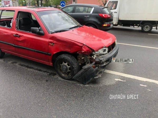В Бресте столкнулись маршрутка с пассажирами и легковой автомобиль В Бресте столкнулись маршрутка с пассажирами и легковой автомобиль