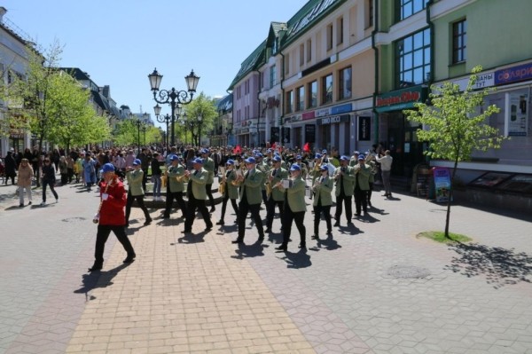 Праздничное дефиле на Советской в Бресте. Смотрите фото и видео