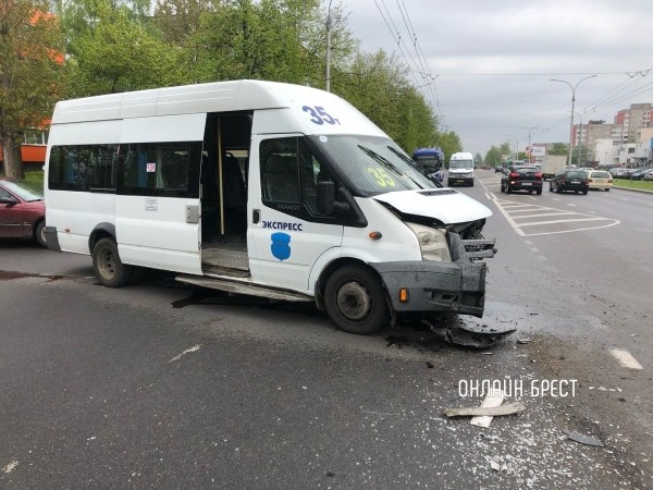 В Бресте столкнулись маршрутка с пассажирами и легковой автомобиль В Бресте столкнулись маршрутка с пассажирами и легковой автомобиль