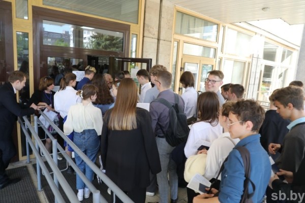 В Минобразования объяснили большое количество 100-балльников на первом ЦЭ