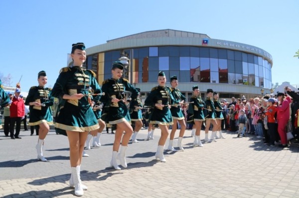 Праздничное дефиле на Советской в Бресте. Смотрите фото и видео