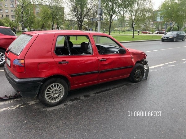 В Бресте столкнулись маршрутка с пассажирами и легковой автомобиль В Бресте столкнулись маршрутка с пассажирами и легковой автомобиль