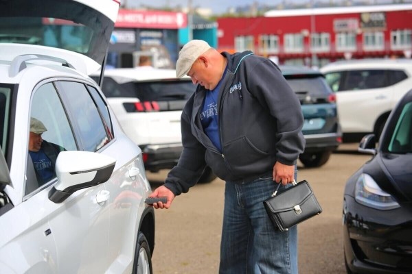 Размер зарплаты — имеет значение? Сколько нужно зарабатывать, чтобы растаможить по льготе Tesla за 50 тысяч евро