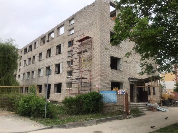 В Бресте здание общежития на Халтурина переделывают под еще один клубный дом