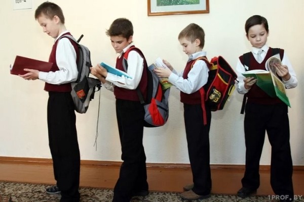 Принимать документы в первые классы начинают школы в Беларуси