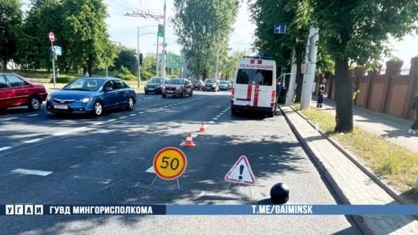 Пешеход перебегал на дорогу на красный свет и попал под колеса мопеда. Видео не для впечатлительных Пешеход перебегал на дорогу на красный свет и попал под колеса мопеда. Видео не для впечатлительных