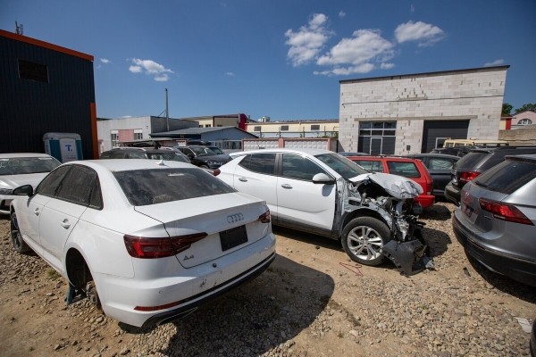 Тачка из США. Белорус купил сразу два битых Ford Taurus, чтоб сделать один. Узнали, сколько заплатил