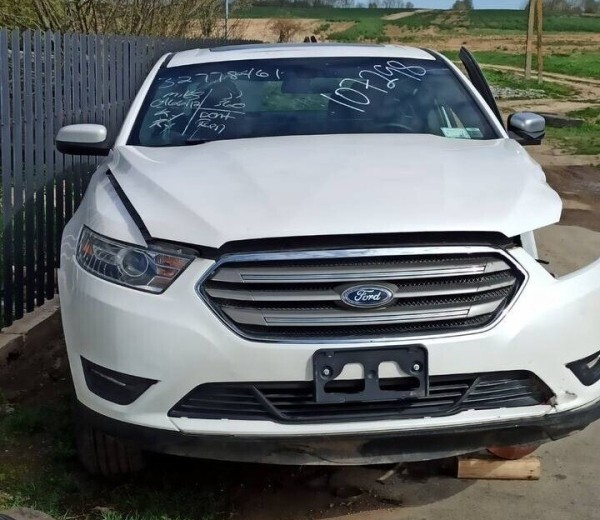 Тачка из США. Белорус купил сразу два битых Ford Taurus, чтоб сделать один. Узнали, сколько заплатил