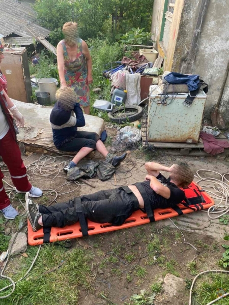 Белоруска упала в колодец. За ней прыгнул мужчина &mdash; обоих пришлось спасать МЧС