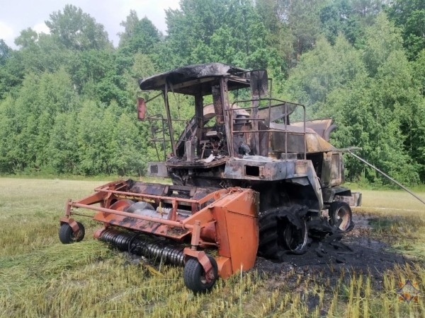 В Пинском районе загорелся кормоуборочный комбайн