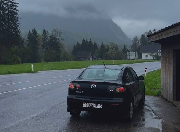 Белорусы потратили 3 000 евро в поездке по Европе на старенькой Mazda 3