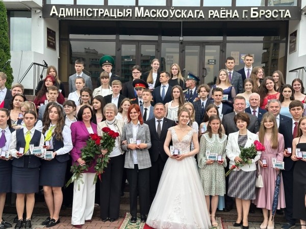 В Московском районе Бреста чествовали выпускников