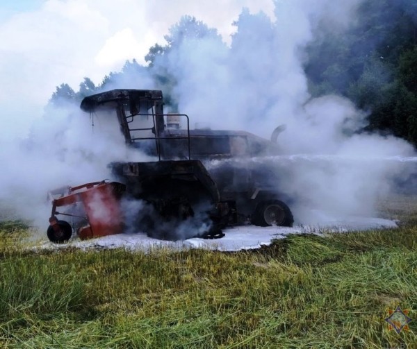 В Пинском районе загорелся кормоуборочный комбайн