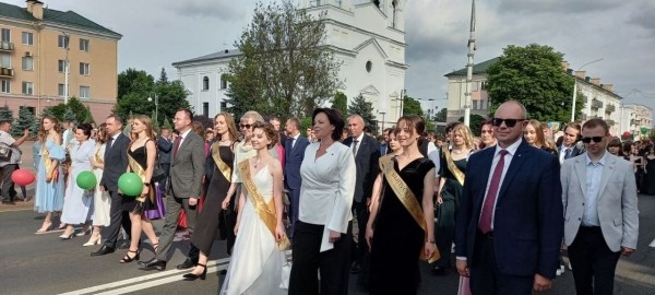 Праздник для выпускников «Алые паруса» прошел в Бресте Праздник для выпускников «Алые паруса» прошел в Бресте